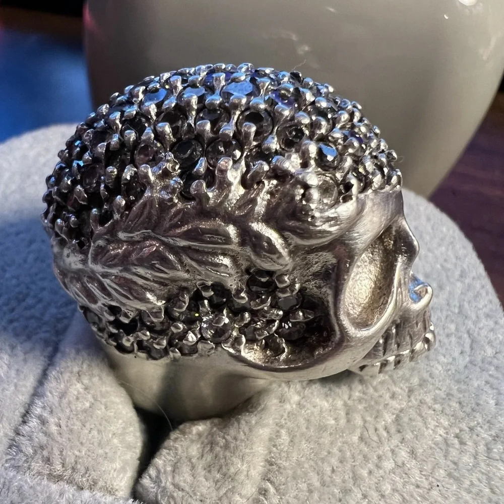 VIVIENNE WESTWOOD 925 SILVER SKULL RING W/SWAROVSKI CRYSTALS, SZ. 6,  & BOX! - Picture 3 of 7